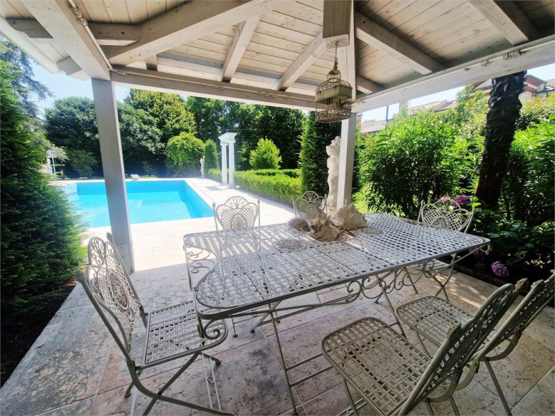 Rif. C355 (per info 338 9387816 Matteo – 340 2242606 Marco)

Immersa nel paesaggio suggestivo del...