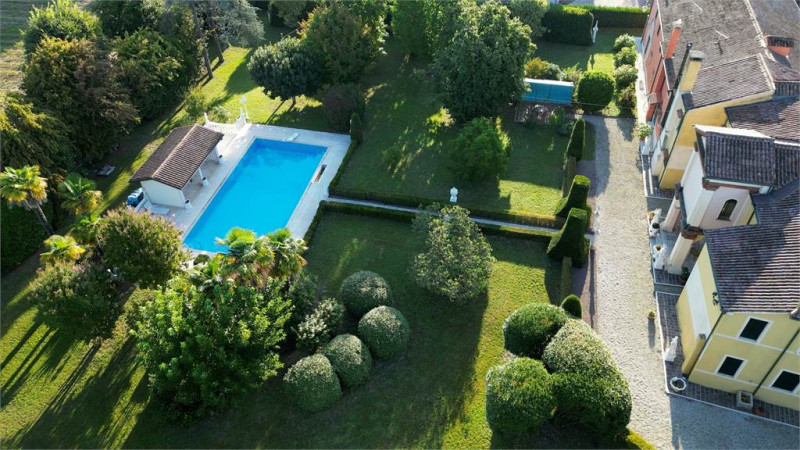 Rif. C355 (per info 338 9387816 Matteo – 340 2242606 Marco)

Immersa nel paesaggio suggestivo del...