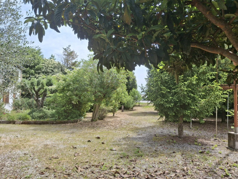 Villa singola situata in zona semicentrale. Con i suoi 200 mq di superficie abitabile, questa pro...