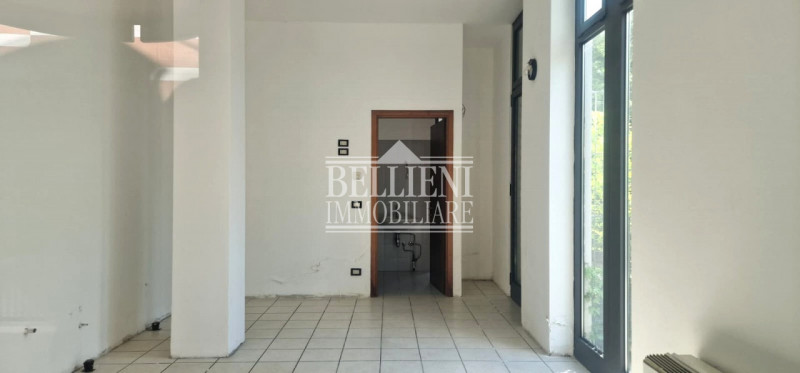 ZONA TEATRO NUOVO - In posizione strategica e di grande visibilità, proponiamo in vendita un nego...