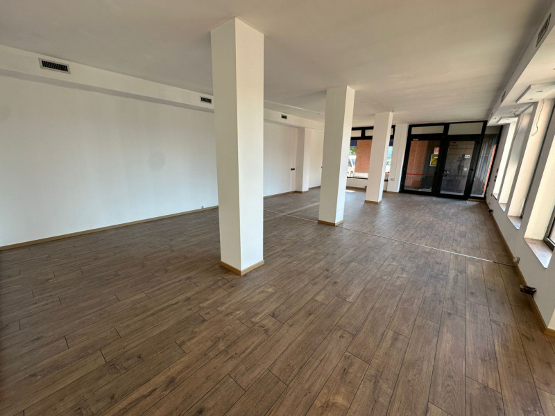 Proponiamo in locazione un immobile commerciale al piano terra di circa 195 mq, situato a Castelf...