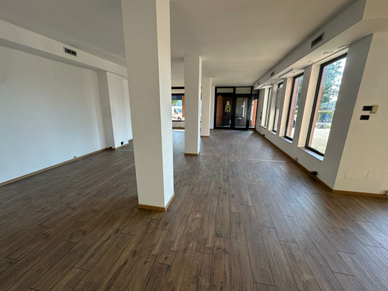 Proponiamo in locazione un immobile commerciale al piano terra di circa 195 mq, situato a Castelf...