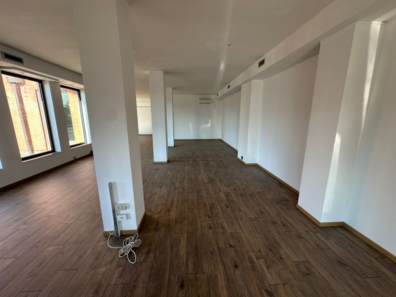 Proponiamo in locazione un immobile commerciale al piano terra di circa 195 mq, situato a Castelf...