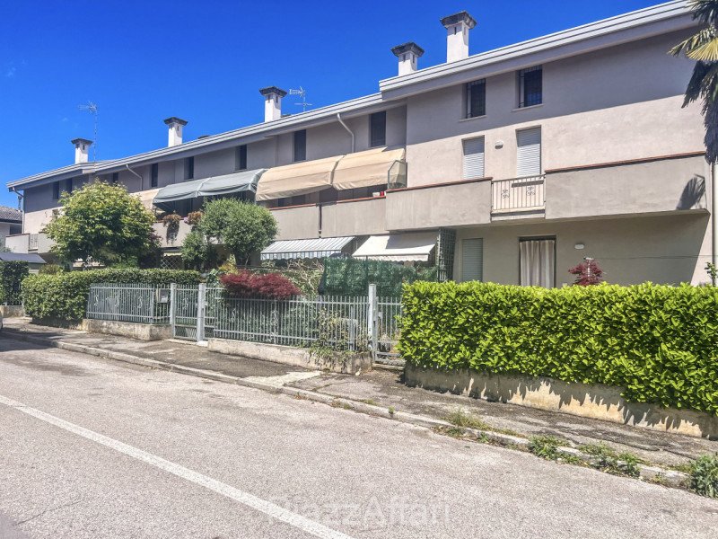 In posizione strategica (zona centrale di Sant'Angelo di Piove di Sacco) si propone porzione terr...