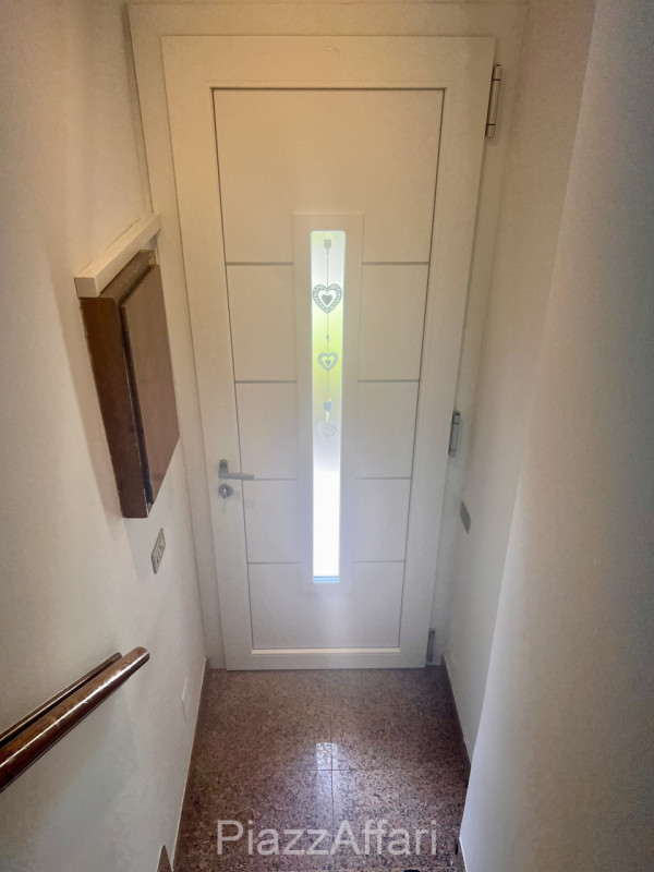 In posizione strategica (zona centrale di Sant'Angelo di Piove di Sacco) si propone porzione terr...