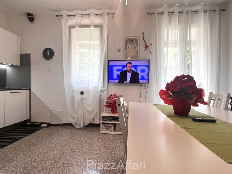 In posizione strategica (zona centrale di Sant'Angelo di Piove di Sacco) si propone porzione terr...