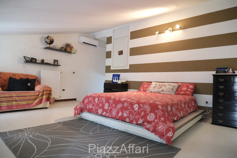 In posizione strategica (zona centrale di Sant'Angelo di Piove di Sacco) si propone porzione terr...