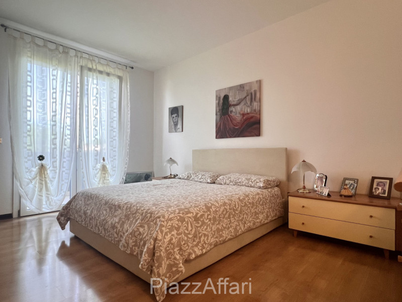 In posizione strategica (zona centrale di Sant'Angelo di Piove di Sacco) si propone porzione terr...