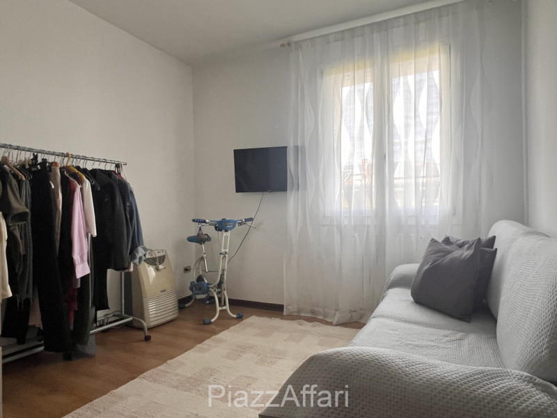 In posizione strategica (zona centrale di Sant'Angelo di Piove di Sacco) si propone porzione terr...