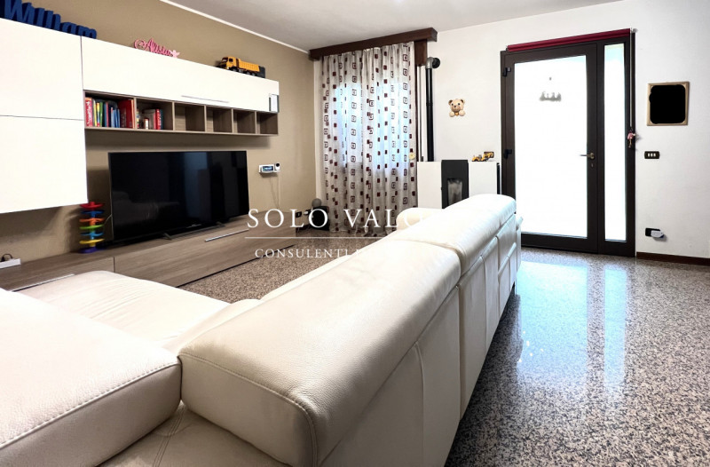 Rif. B491 (per info 338 9387816 Matteo – 340 2242606 Marco)

Questa villetta a schiera centrale, ...