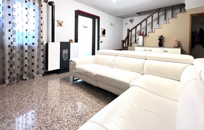 Rif. B491 (per info 338 9387816 Matteo – 340 2242606 Marco)

Questa villetta a schiera centrale, ...