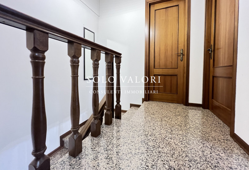 Rif. B491 (per info 338 9387816 Matteo – 340 2242606 Marco)

Questa villetta a schiera centrale, ...