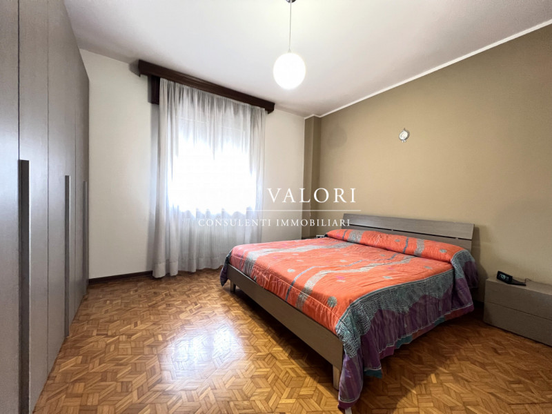 Rif. B491 (per info 338 9387816 Matteo – 340 2242606 Marco)

Questa villetta a schiera centrale, ...