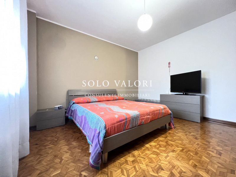 Rif. B491 (per info 338 9387816 Matteo – 340 2242606 Marco)

Questa villetta a schiera centrale, ...