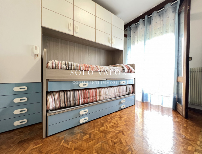 Rif. B491 (per info 338 9387816 Matteo – 340 2242606 Marco)

Questa villetta a schiera centrale, ...