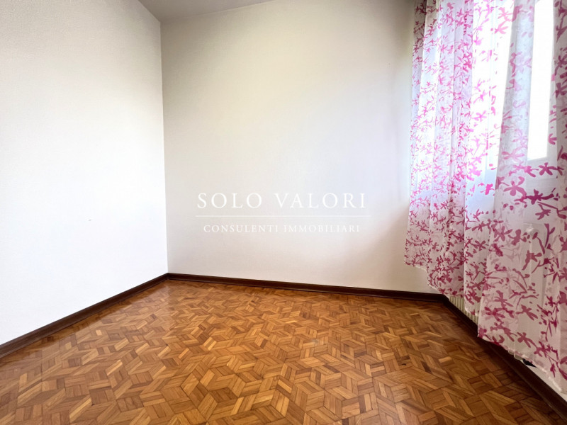 Rif. B491 (per info 338 9387816 Matteo – 340 2242606 Marco)

Questa villetta a schiera centrale, ...