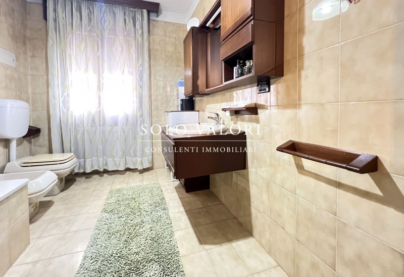 Rif. B491 (per info 338 9387816 Matteo – 340 2242606 Marco)

Questa villetta a schiera centrale, ...