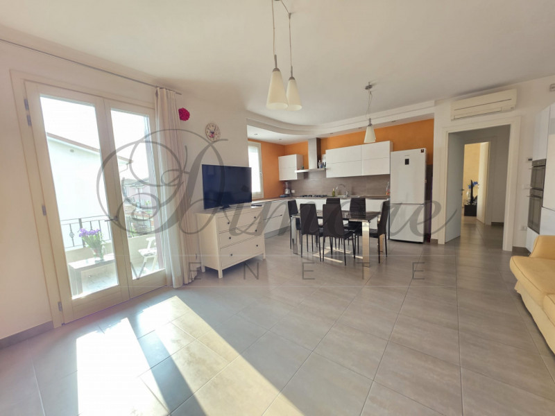 MASSANZAGO - SANDONO: APPARTAMENTO CON 3 CAMERE
In centro a San Dono di Massanzago, in ottimo qua...