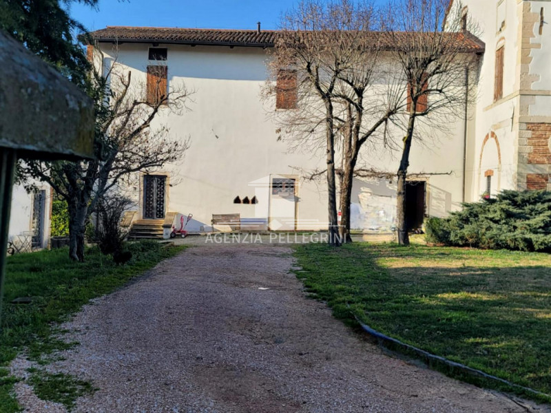 PROPONIAMO IN AFFITTO VILLA STORICA IN COLLINA all’interno di un prestigioso complesso rinascimen...