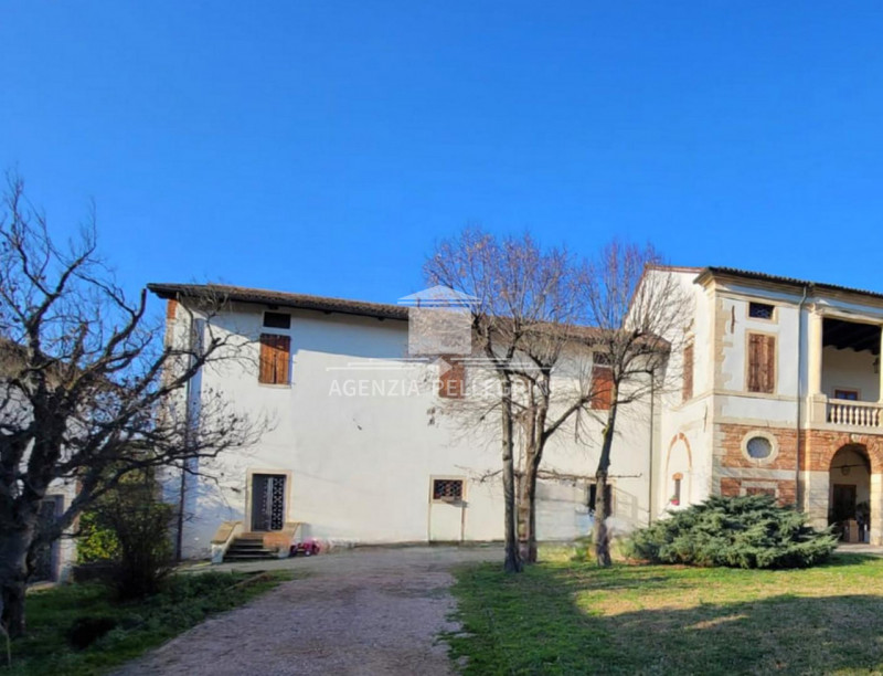 PROPONIAMO IN AFFITTO VILLA STORICA IN COLLINA all’interno di un prestigioso complesso rinascimen...