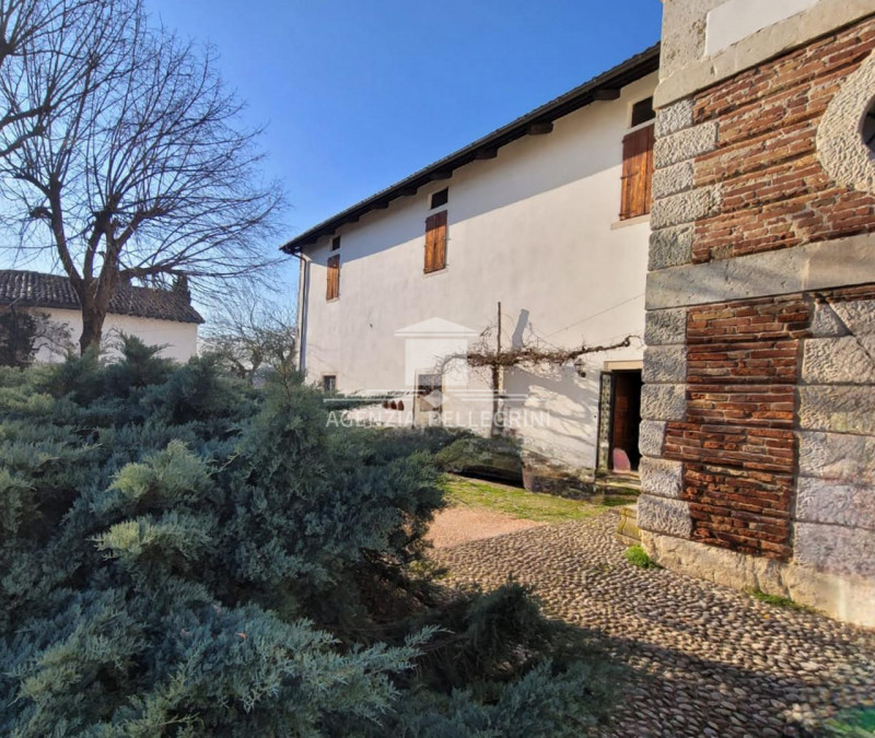 PROPONIAMO IN AFFITTO VILLA STORICA IN COLLINA all’interno di un prestigioso complesso rinascimen...