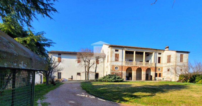 PROPONIAMO IN AFFITTO VILLA STORICA IN COLLINA all’interno di un prestigioso complesso rinascimen...