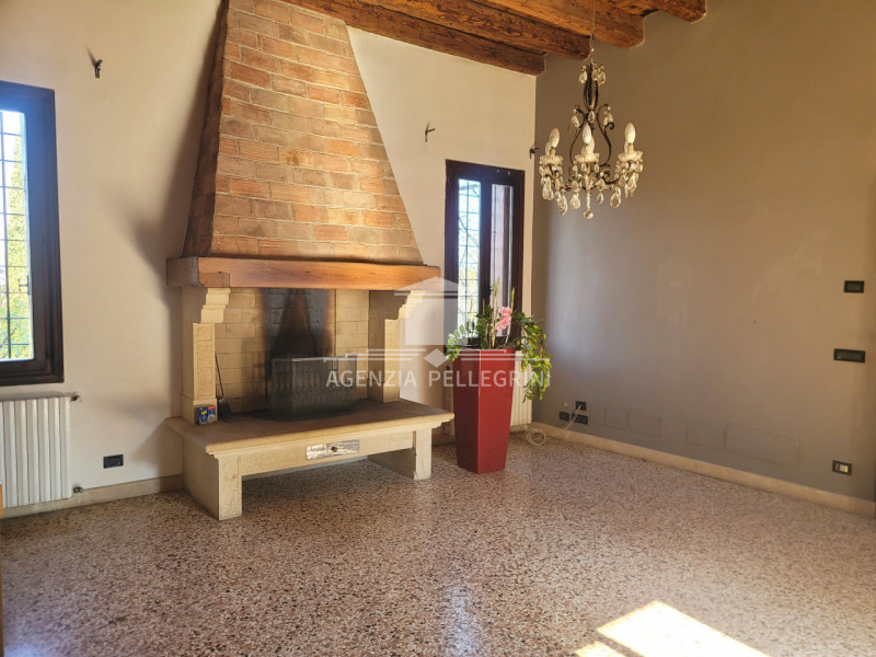 PROPONIAMO IN AFFITTO VILLA STORICA IN COLLINA all’interno di un prestigioso complesso rinascimen...