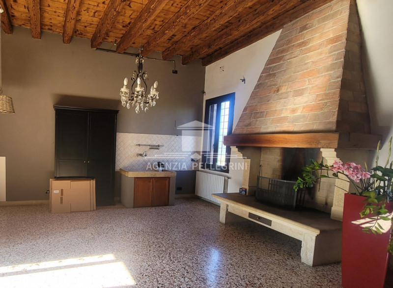 PROPONIAMO IN AFFITTO VILLA STORICA IN COLLINA all’interno di un prestigioso complesso rinascimen...