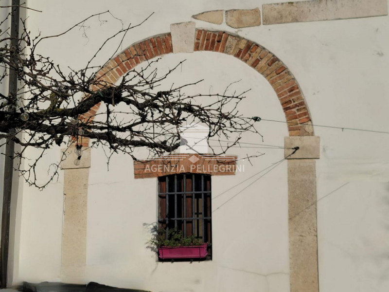 PROPONIAMO IN AFFITTO VILLA STORICA IN COLLINA all’interno di un prestigioso complesso rinascimen...