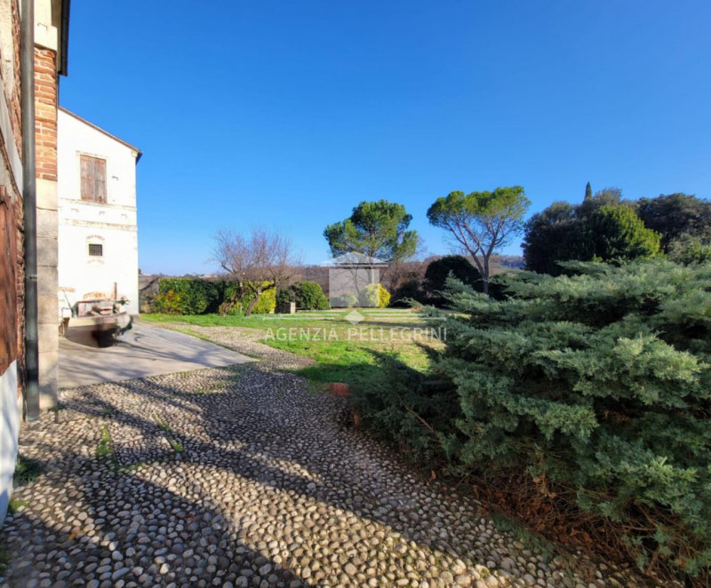 PROPONIAMO IN AFFITTO VILLA STORICA IN COLLINA all’interno di un prestigioso complesso rinascimen...