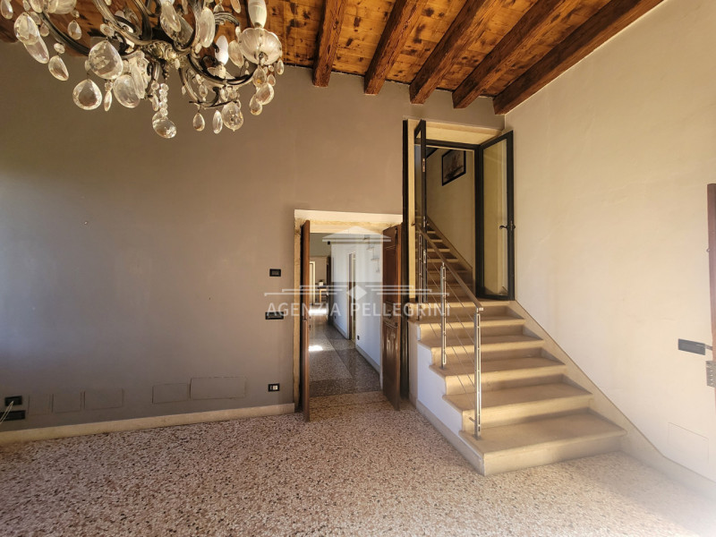 PROPONIAMO IN AFFITTO VILLA STORICA IN COLLINA all’interno di un prestigioso complesso rinascimen...