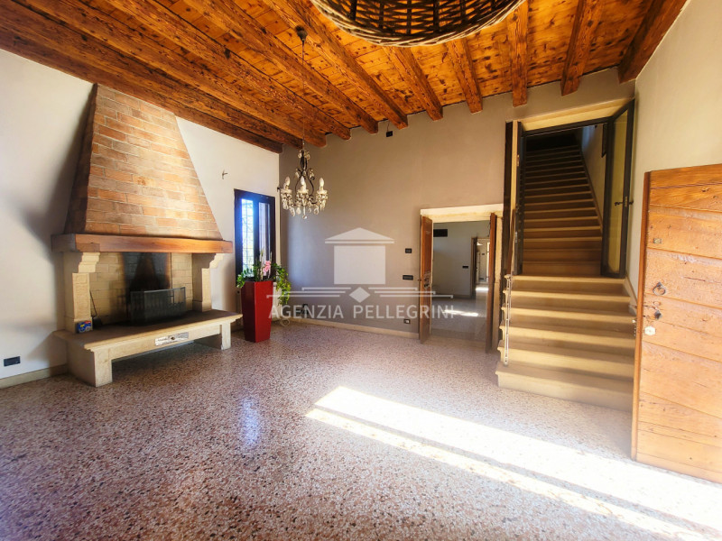PROPONIAMO IN AFFITTO VILLA STORICA IN COLLINA all’interno di un prestigioso complesso rinascimen...