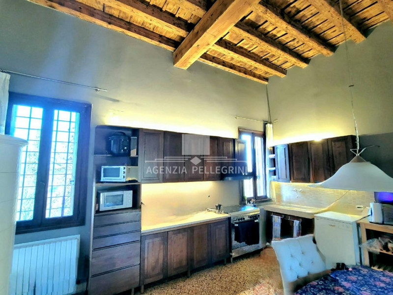 PROPONIAMO IN AFFITTO VILLA STORICA IN COLLINA all’interno di un prestigioso complesso rinascimen...
