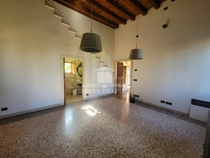 PROPONIAMO IN AFFITTO VILLA STORICA IN COLLINA all’interno di un prestigioso complesso rinascimen...