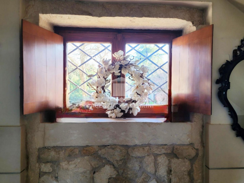 PROPONIAMO IN AFFITTO VILLA STORICA IN COLLINA all’interno di un prestigioso complesso rinascimen...