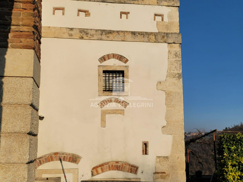 PROPONIAMO IN AFFITTO VILLA STORICA IN COLLINA all’interno di un prestigioso complesso rinascimen...