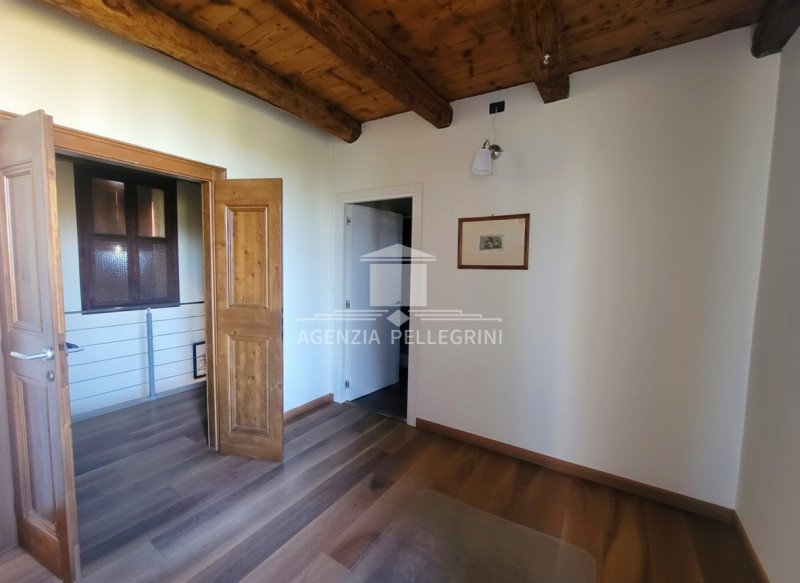PROPONIAMO IN AFFITTO VILLA STORICA IN COLLINA all’interno di un prestigioso complesso rinascimen...