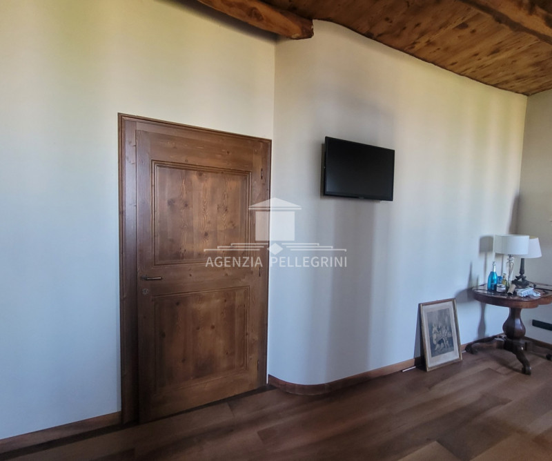 PROPONIAMO IN AFFITTO VILLA STORICA IN COLLINA all’interno di un prestigioso complesso rinascimen...