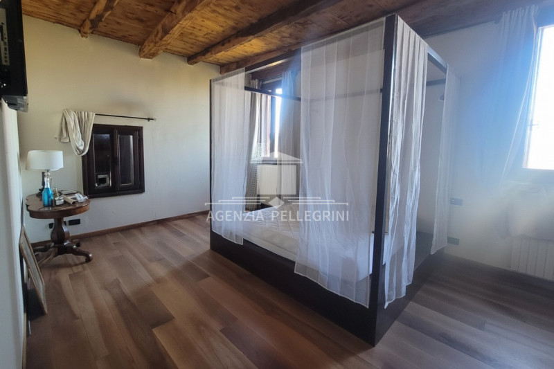 PROPONIAMO IN AFFITTO VILLA STORICA IN COLLINA all’interno di un prestigioso complesso rinascimen...