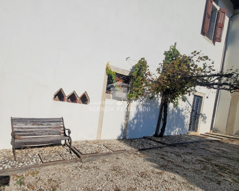 PROPONIAMO IN AFFITTO VILLA STORICA IN COLLINA all’interno di un prestigioso complesso rinascimen...