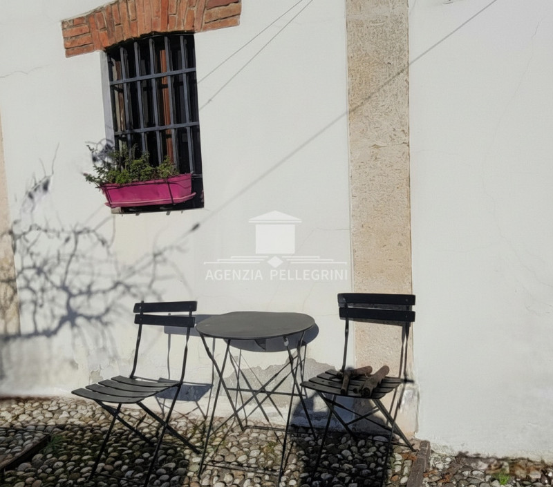 PROPONIAMO IN AFFITTO VILLA STORICA IN COLLINA all’interno di un prestigioso complesso rinascimen...