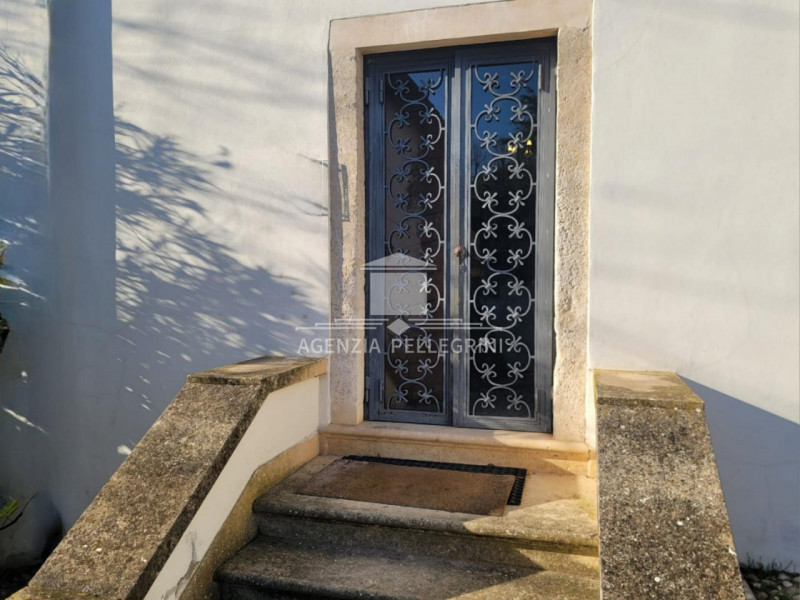 PROPONIAMO IN AFFITTO VILLA STORICA IN COLLINA all’interno di un prestigioso complesso rinascimen...