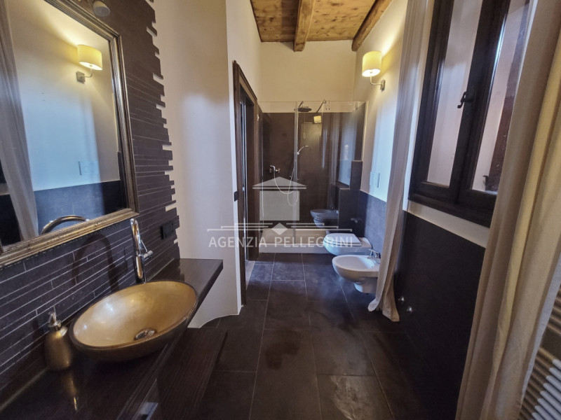 PROPONIAMO IN AFFITTO VILLA STORICA IN COLLINA all’interno di un prestigioso complesso rinascimen...