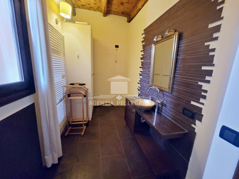 PROPONIAMO IN AFFITTO VILLA STORICA IN COLLINA all’interno di un prestigioso complesso rinascimen...