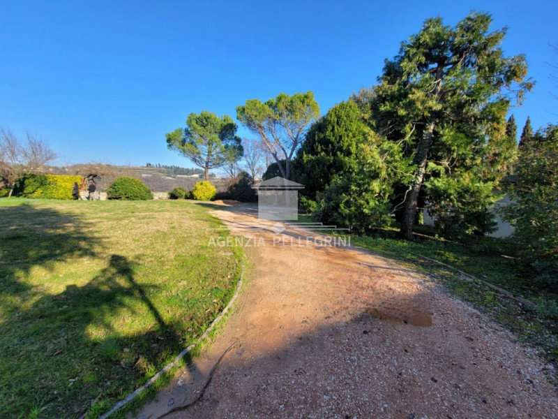 PROPONIAMO IN AFFITTO VILLA STORICA IN COLLINA all’interno di un prestigioso complesso rinascimen...