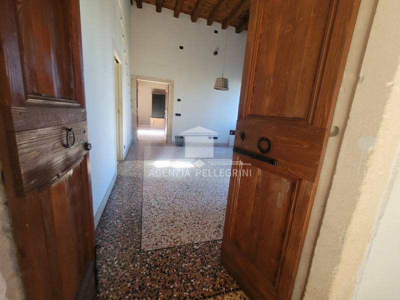 PROPONIAMO IN AFFITTO VILLA STORICA IN COLLINA all’interno di un prestigioso complesso rinascimen...