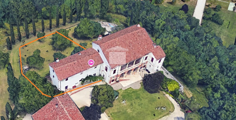 PROPONIAMO IN AFFITTO VILLA STORICA IN COLLINA all’interno di un prestigioso complesso rinascimen...