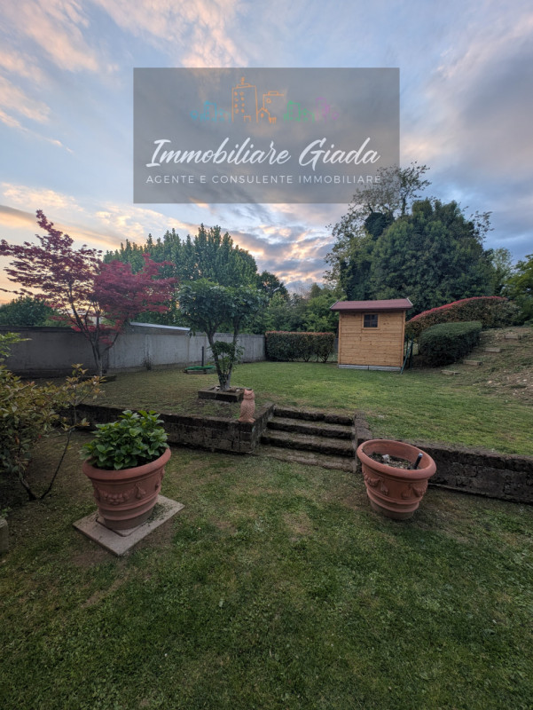 L’immobiliare Giada vi propone questo bell' appartamento al piano terra con giardino privato, sit...