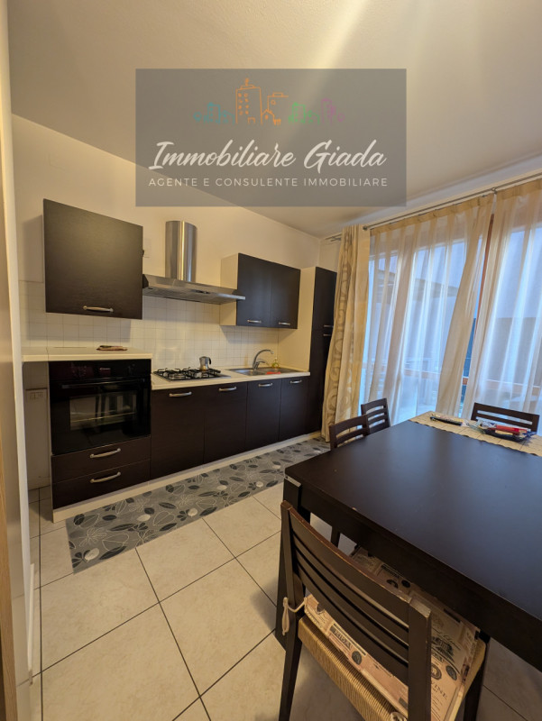 L’immobiliare Giada vi propone questo bell' appartamento al piano terra con giardino privato, sit...