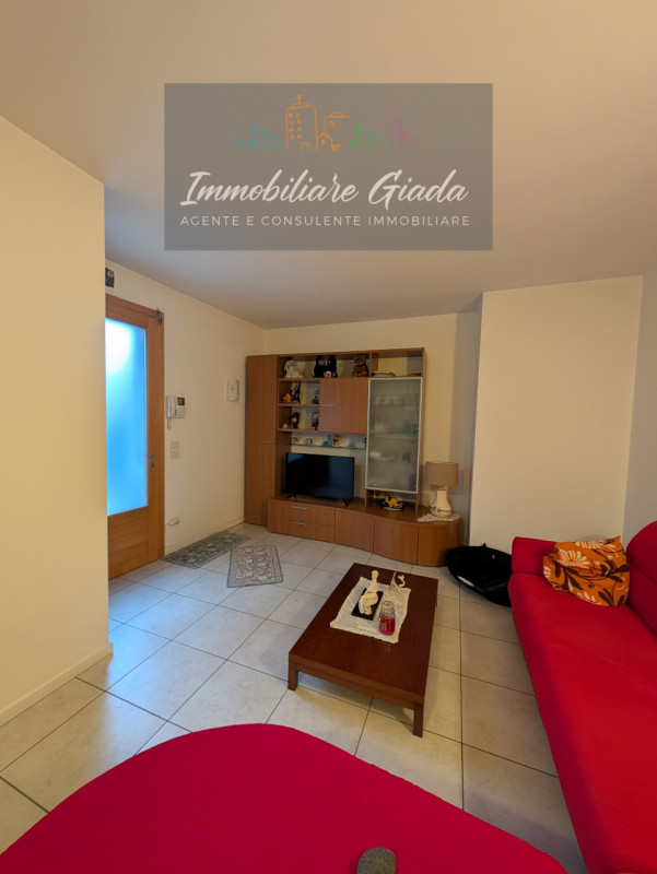 L’immobiliare Giada vi propone questo bell' appartamento al piano terra con giardino privato, sit...